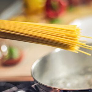 Oficial Segunda Ayudante de cocina.