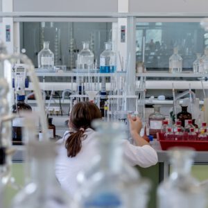 AUXILIAR LABORATORIO
